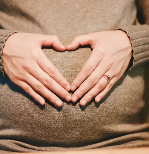 Barnázás a terhesség elején: mikor normális, és mikor jelezhet problémát?